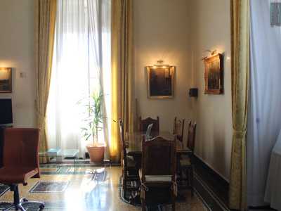 Qui incontriamo lo studio del direttore: l�arredo � d�epoca, progettato da una ditta romana appositamente per questa sede e ancora una volta ispirato al Rinascimento 